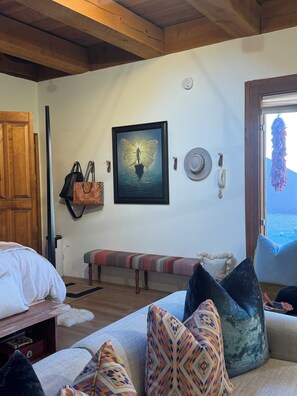 1 bedroom, Internet, bed sheets - Chic Adobe Loft in Historic Hacienda, Guadalupe District, Scenic walk to Plaza (Santa Fe)