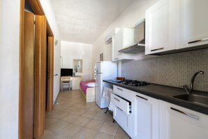 Fridge, stovetop, coffee/tea maker, highchair