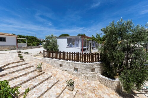 Studio Apartment 'Villa Francesca, Mono Deluxe A' with Shared Terrace, Wi-Fi and Air Conditioning