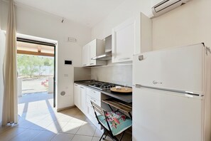 Fridge, stovetop, coffee/tea maker, highchair