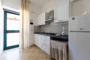 Refrigerador, parrilla de estufa, cafetera y tetera y periquera 