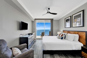 4 soverom, skrivebord, strykejern/-brett og reiseseng for barn