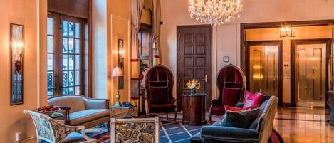 المنشأة من الداخل