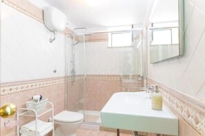 Comfort Apartment, Patio | Bathroom