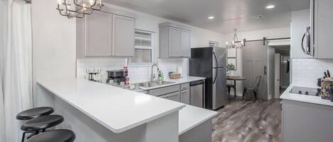 冰箱、微波炉、烤箱、炉灶