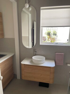 Shower, towels, soap, shampoo - Stylish Victorian Terrace
Close to beach and city Casino South Melbourne Market (Middle Park)