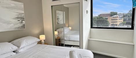 Departamento | 1 habitación y tabla de planchar con plancha