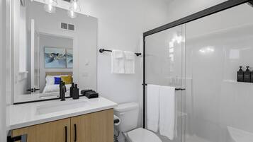 淋浴設備、風筒、提供毛巾、番梘