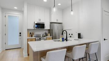 Geladeira, micro-ondas, fogão, cooktop