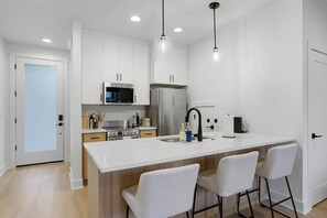 ثلاجة، ميكروويف، فرن، موقد طهي مسطح