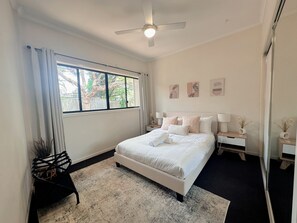 2 bedrooms, iron/ironing board, WiFi, bed sheets - Modern 2BR Retreat | 5 min to CBD + Free Parking (Norman Park)