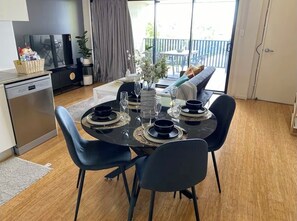 Dining - Modern 2BR Retreat | 5 min to CBD + Free Parking (Norman Park)