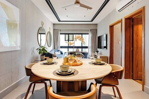 Apartment, 1 Schlafzimmer, eigener Pool, Stadtblick | Esszimmer