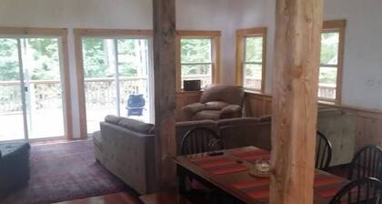 Enchanting pet-friendly and private cabin with cozy pellet fireplace