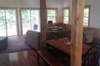 Enchanting pet-friendly and private cabin with cozy pellet fireplace