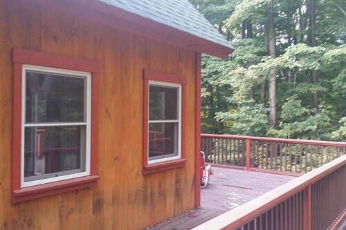 Enchanting pet-friendly and private cabin with cozy pellet fireplace