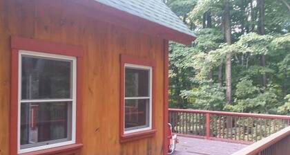 Enchanting pet-friendly and private cabin with cozy pellet fireplace