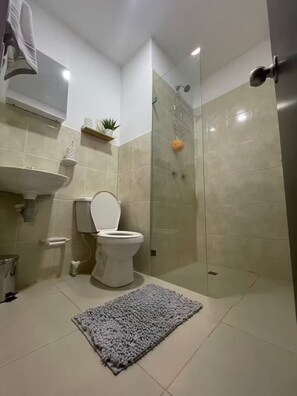 Een douche, een haardroger, handdoeken, zeep