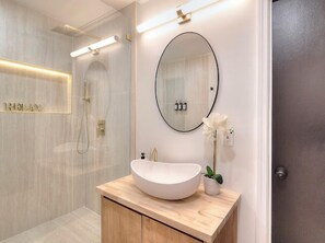 Shower, hair dryer, towels, soap - The Elite House | Modern Brookhaven Retreat Near Buckhead (Atlanta)