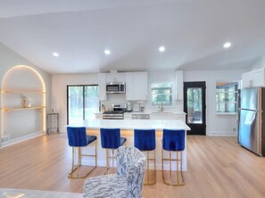 ميكروويف، فرن، موقد طهي مسطح، غسالة أطباق