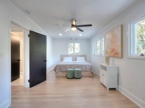 3 habitaciones, tabla de planchar con plancha, wifi y ropa de cama