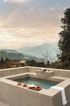 Habitación superior con 2 camas individuales, vistas a la montaña | Baño | Artículos de higiene personal gratuitos, secador de pelo y zapatillas