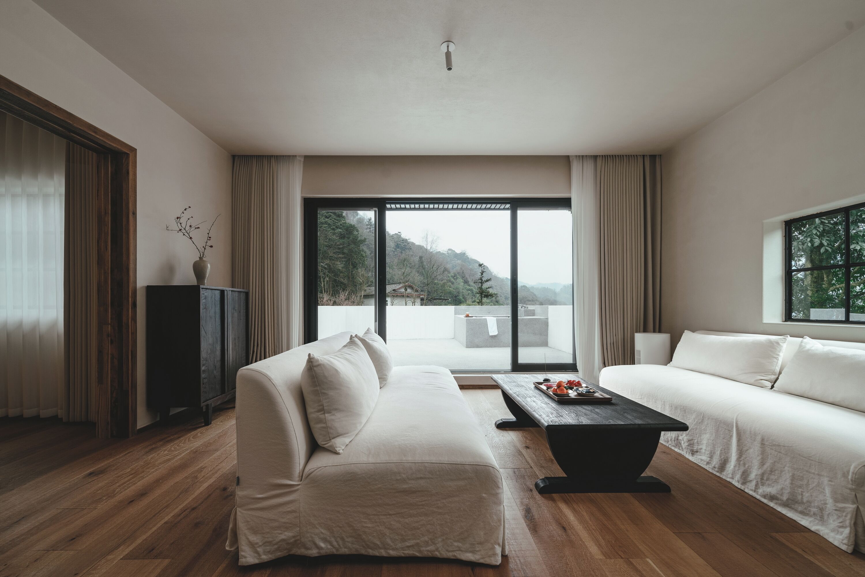 Habitación superior con 2 camas individuales, vistas a la montaña | Escritorio, espacio para trabajar con un portátil, cortinas opacas