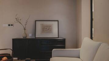 Kamar Double Premier, pemandangan gunung | Meja kerja, ruang kerja ramah laptop, dan tirai kedap cahaya