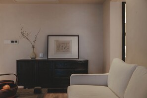 Escritorio, espacio para trabajar con laptop y cortinas blackout 