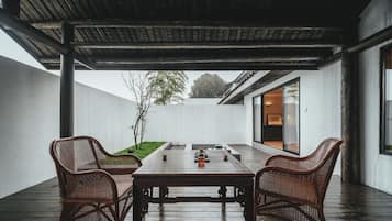 Habitación doble clásica, vista a la montaña | Escritorio, espacio para trabajar con laptop y cortinas blackout