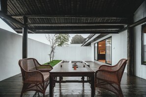 Escritorio, espacio para trabajar con laptop y cortinas blackout 