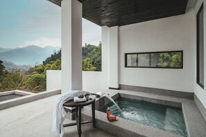 Private spa tub - Anlan Creek Spring B&B (Leshan)