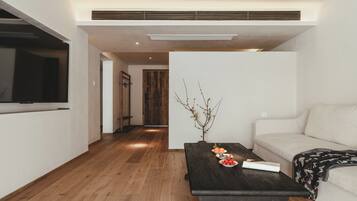 Comfort Suite, Mountain View | Desk, laptop workspace, blackout drapes, soundproofing