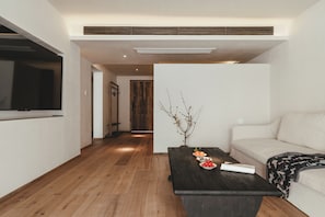 Desk, laptop workspace, blackout drapes, soundproofing - Anlan Creek Spring B&B (Leshan)