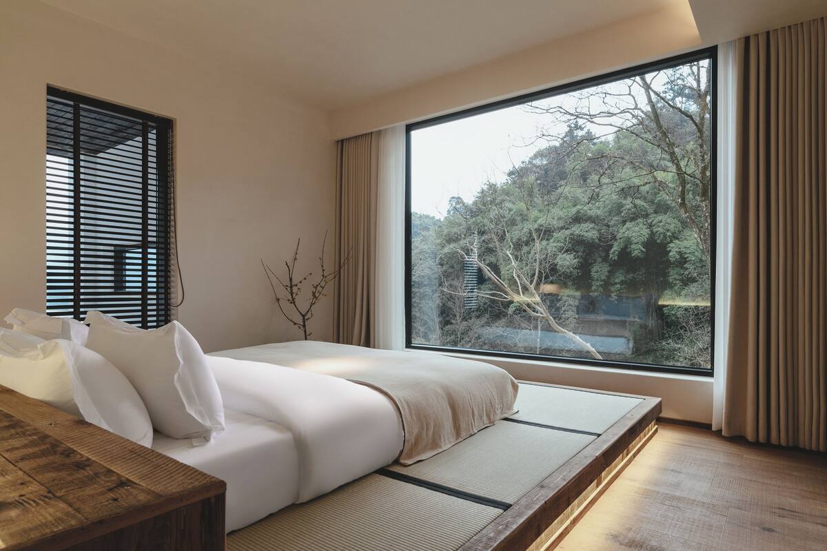 Comfort Double Room, Mountain View | Blackout drapes, soundproofing, iron/ironing board, WiFi (free)