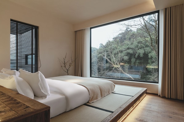 Escritorio, espacio para trabajar con laptop y cortinas blackout 