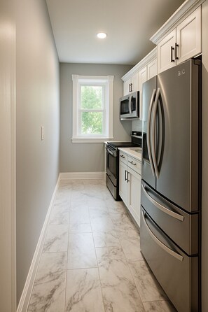 Een magnetron, een oven, een kookplaat, een koffiezetapparaat/waterkoker