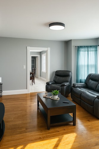 3BR • Fire Pit • Near Hospitals & Arena • Sleeps 6+ • Full Kitchen & Parking