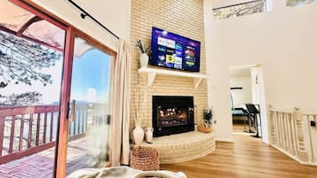 Televisión y chimenea