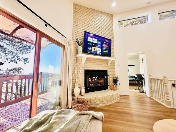 Televisión y chimenea