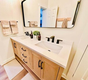 Shower, hair dryer, towels, soap - Amazing views! Game Room, Movie Theater, EV, Roomy, Skiing, SkyPark, Snow Tubing (Running Springs)