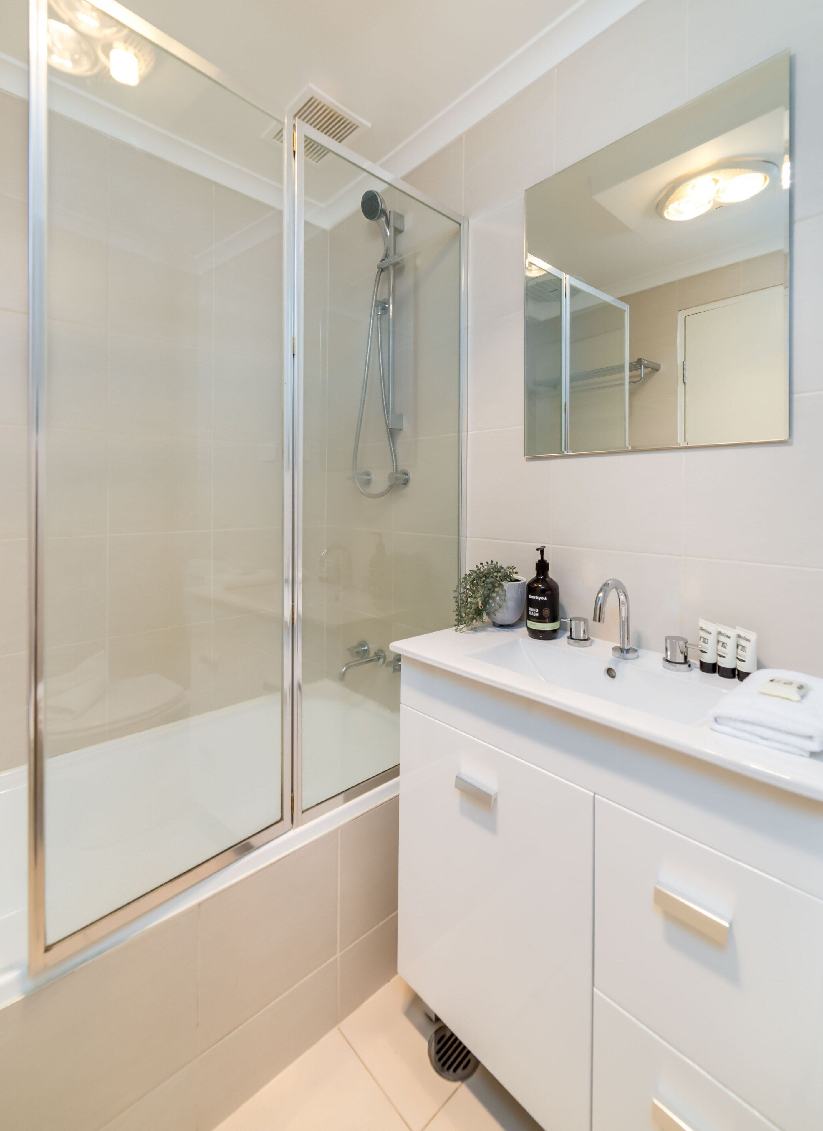 Apartment | Bathroom | Bathtub, hair dryer, towels, soap