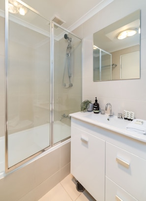 Apartment | Bathroom | Bathtub, hair dryer, towels, soap