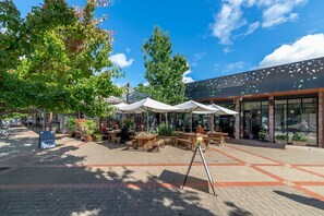 Apartment | Outdoor dining