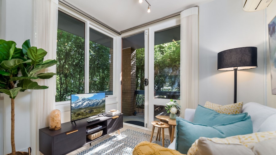 Cosy and Convenient Leafy Apartment