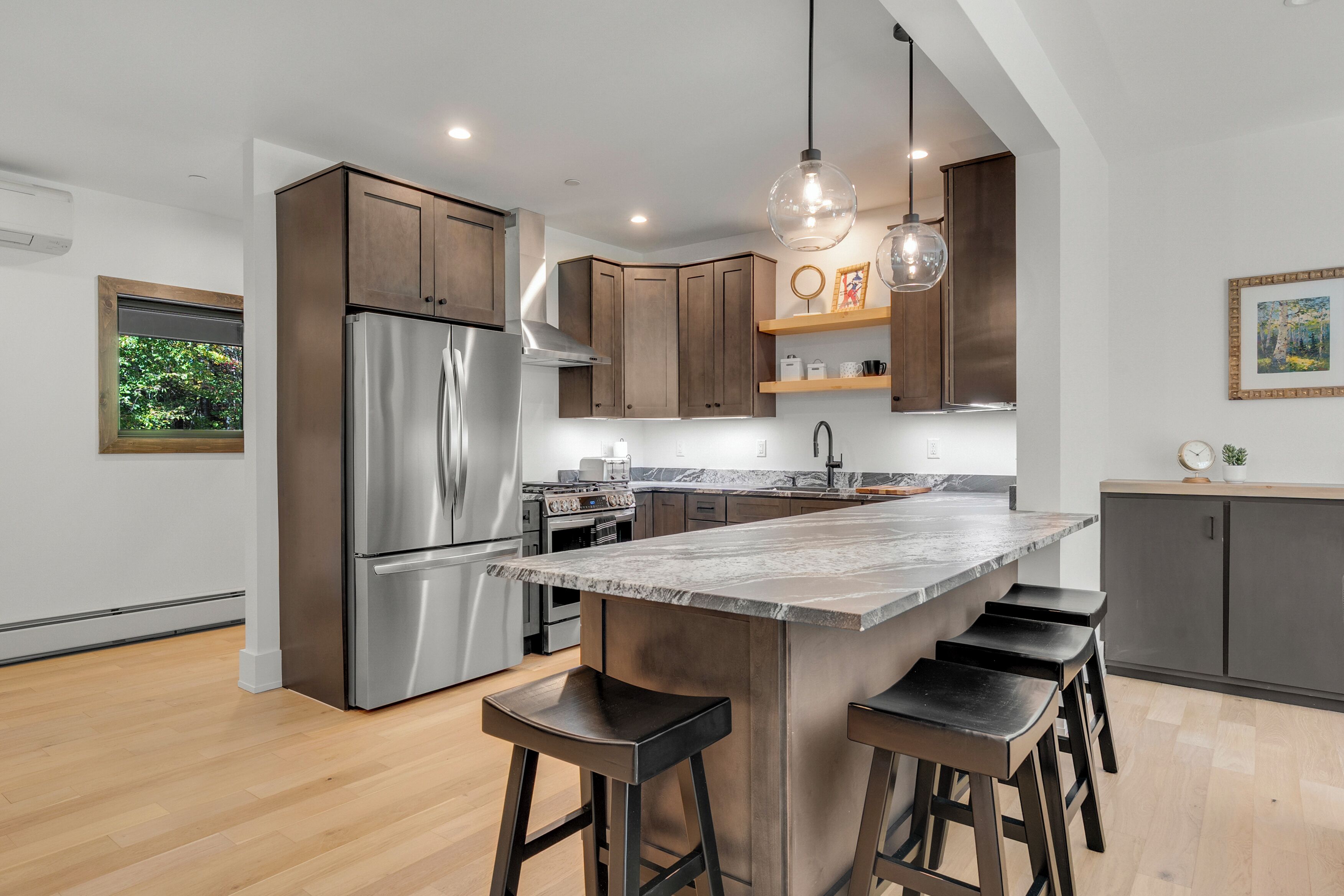 冷蔵庫、電子レンジ、オーブン、コンロ