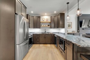 Fridge, microwave, oven, stovetop - The Pines at Sunday River 09 (Newry)