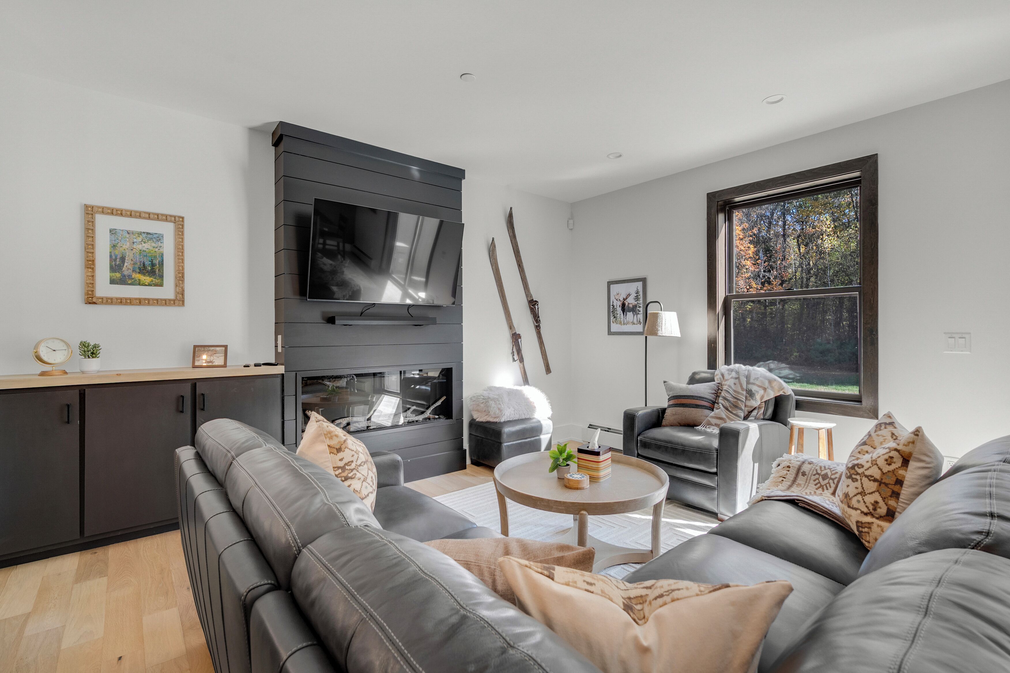 スマートテレビ、暖炉、書庫