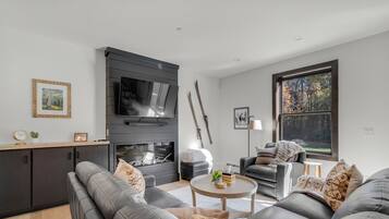 スマートテレビ、暖炉、書庫