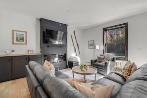 Smart TV, fireplace, books - The Pines at Sunday River 09 (Newry)